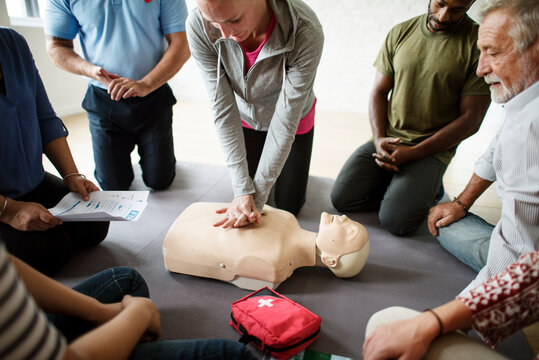 people being trained in CPR