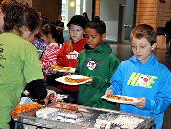 Kids in food line