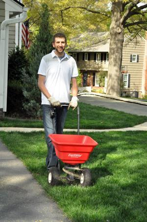Applyihg lawn fertilizer