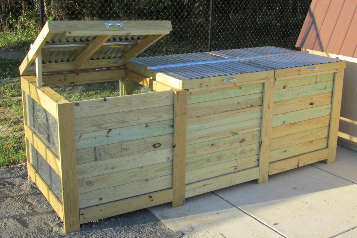 Wood compost bin